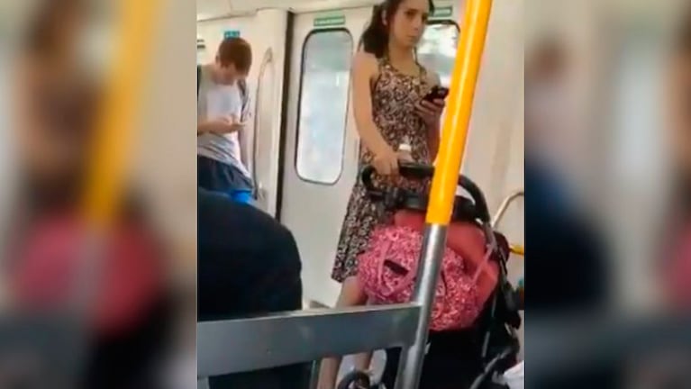 La pasajera se enojó con la madre que no atiende el llanto de su hijo.