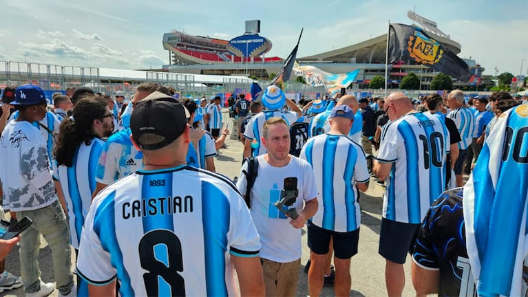 La pasión de los hinchas argentinos en el debut ante Argelia en Kansas. Foto: ElDoce.tv.