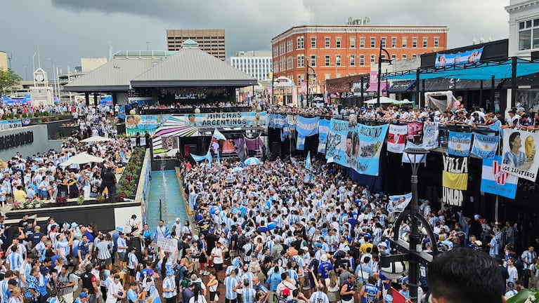 La pasión del banderazo argentino en Atlanta.