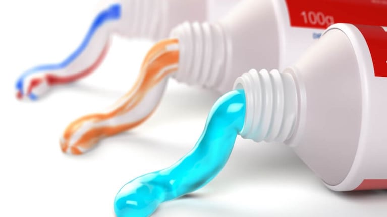 La pasta de dientes remueve la suciedad acumulada en los plásticos que cubren las luces.
