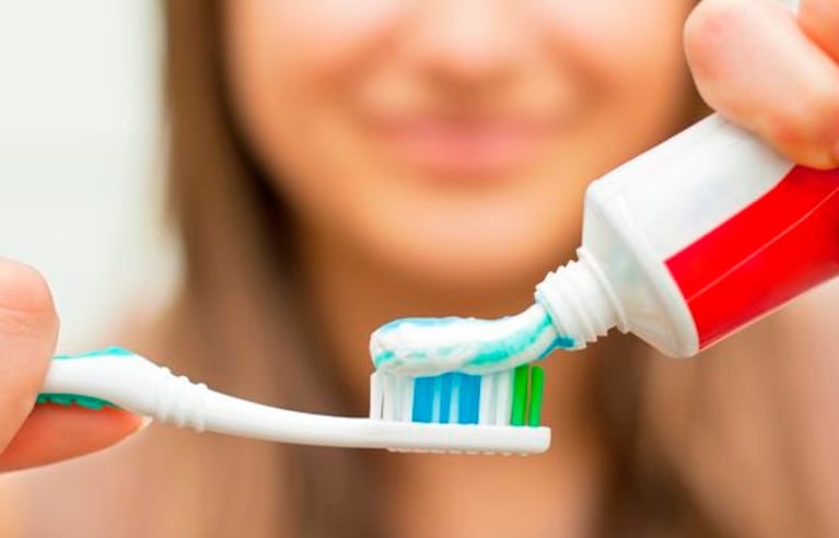 La pasta dental fue prohibida en Argentina por efectos adversos.