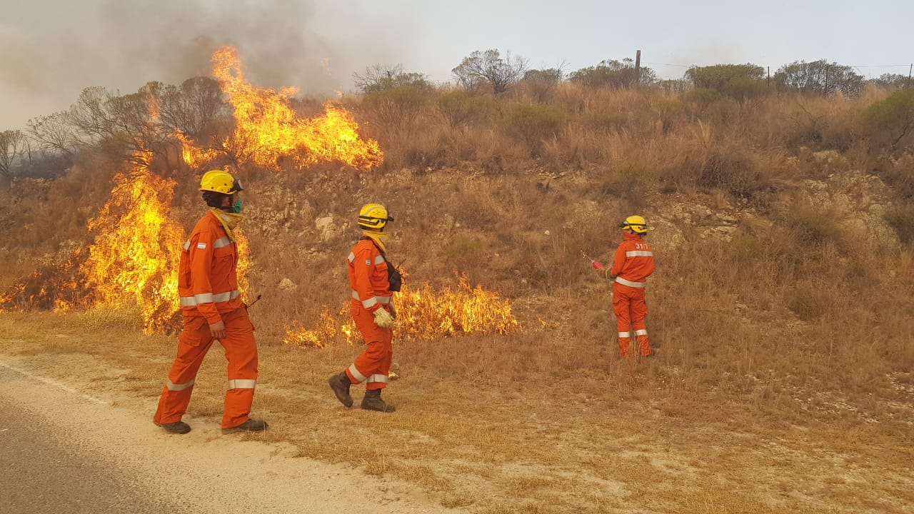 La pelea contra el fuego es cara a cara.