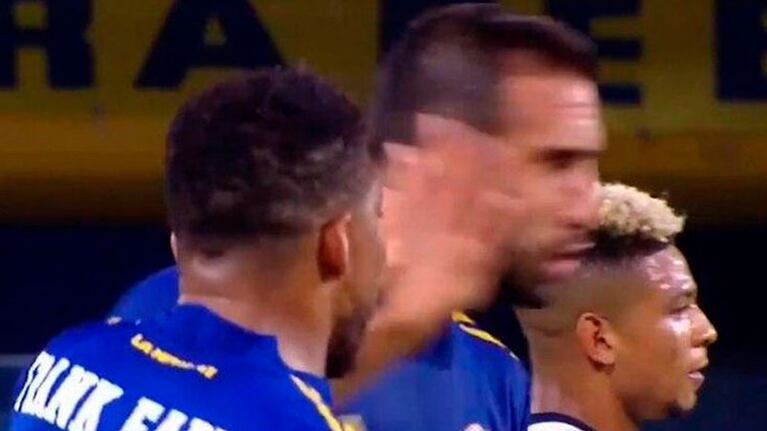 La pelea fue captada por las cámaras.