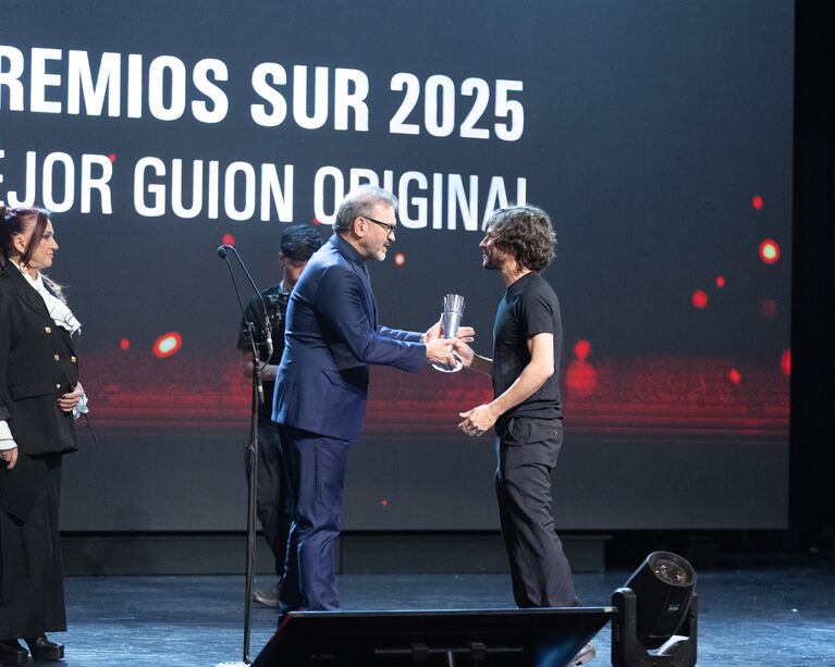 La película El Jockey fue la gran gaandora de la velada con 11 premios. El director, Luis Ortega, subió al escenario a recibir el premio como mejor director.