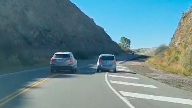 La peligrosa maniobra de un conductor en el Camino de las Altas Cumbres.