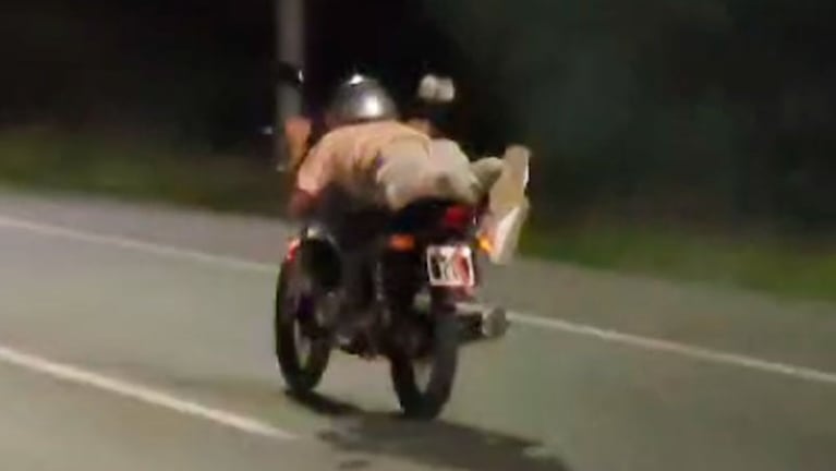 La peligrosa maniobra de un motociclista.