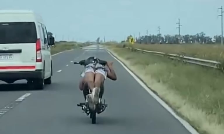 La peligrosa maniobra en plena ruta.