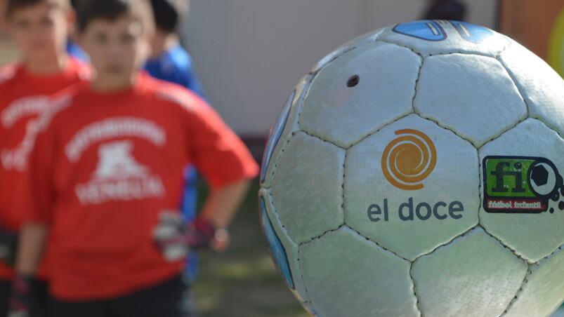 La pelota empieza a rodar y los chicos se divierten