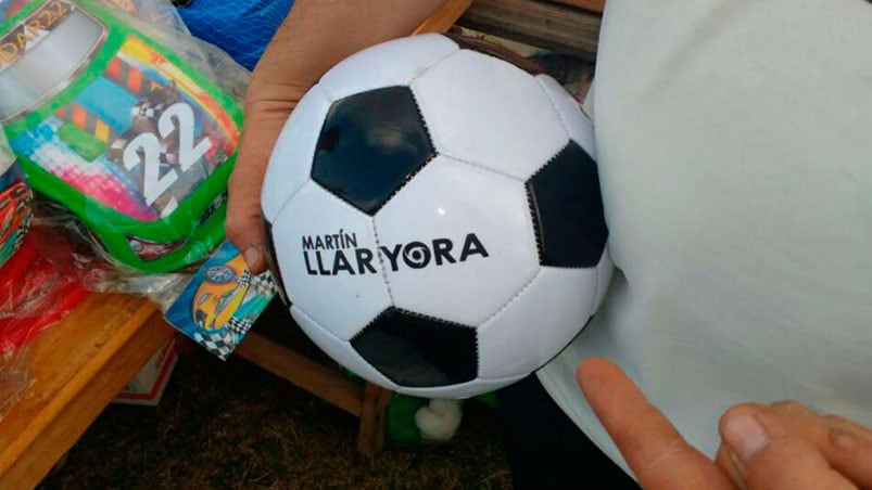 La pelota que se mezcló entre los juguetes para los niños.