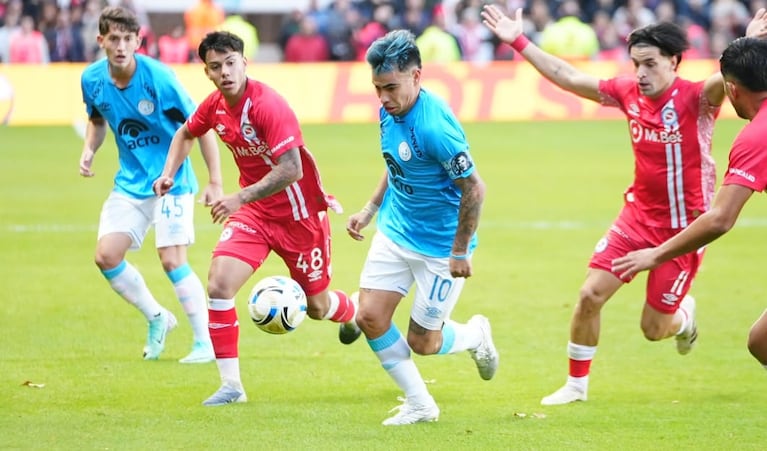La pelota, siempre al 10. Foto: Lucio Casalla / El Doce.