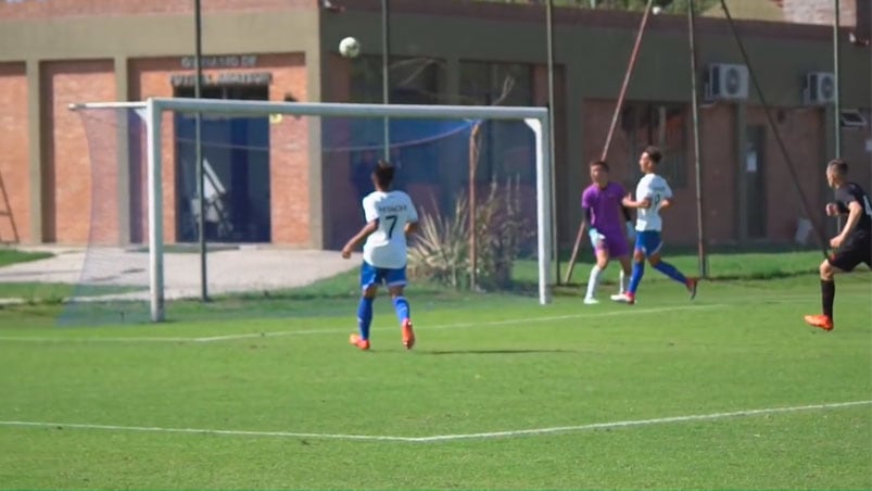 La pelota va derecho al ángulo y el arquero queda como el mejor espectador.