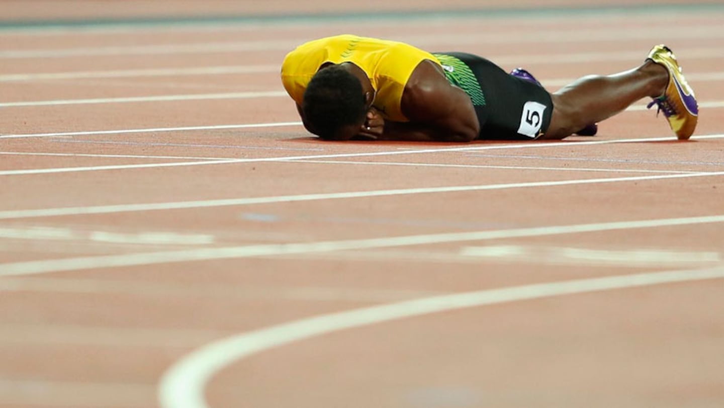 La peor despedida. Usain Bolt quedó tendido en el suelo.