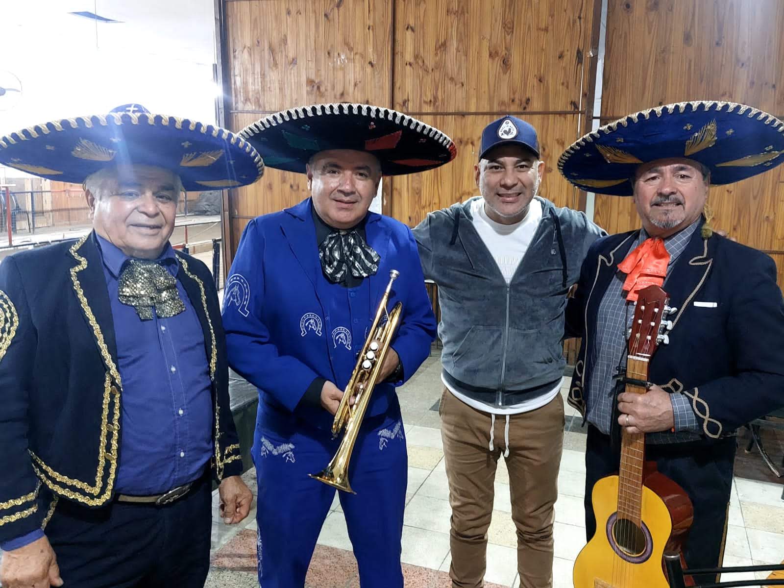 La Pepa con su amigo mariachi Miguel Ángel 