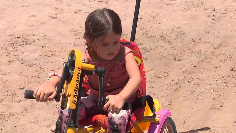 La pequeña Ana Bella recibió su bicicleta de la Fundación Jean Maggi.