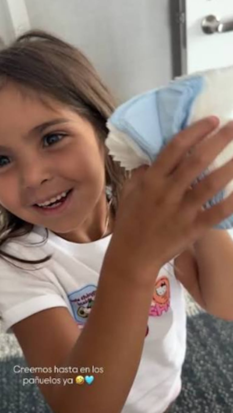 La pequeña encontró pañuelos celestes y blancos y todo es ilusión.