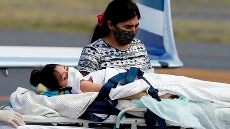 La pequeña fue trasladada a su casa en Las Termas de Río Hondo.