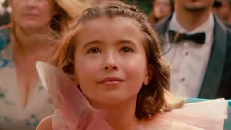 La pequeña hija de Cabré y la China aparece entre los invitados de la boda.