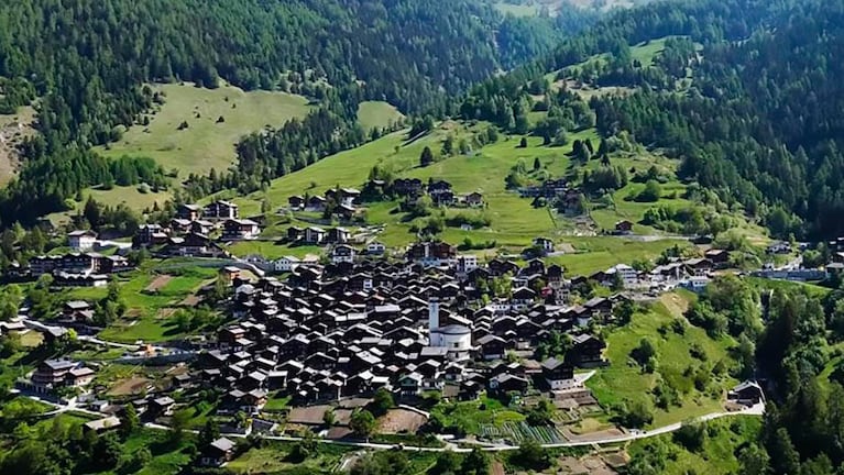 La pequeña localidad rodeada por Los Alpes suizos.