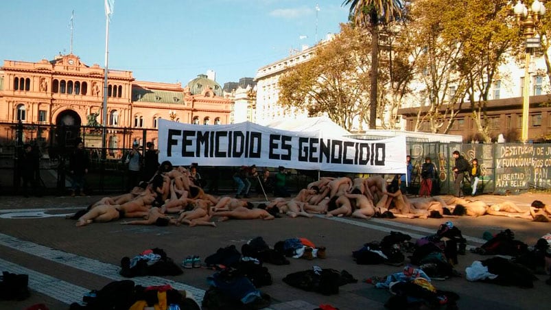 La perfomance contra la violencia de género en Plaza de Mayo.