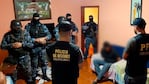 La PFA trabajó en colaboración con la Policía de Misiones y detuvo a tres prófugos por abuso sexual.