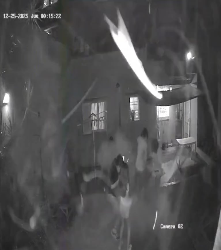 La pirotecnia cayó desde la calle y quemó a dos nenas.