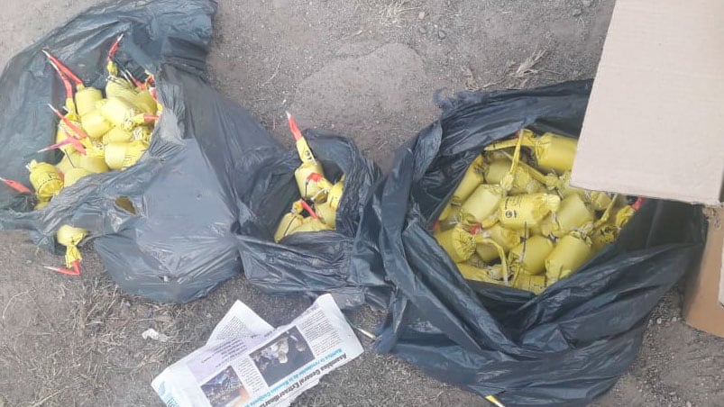 La pirotecnia secuestrada durante el operativo en barrio San Vicente.