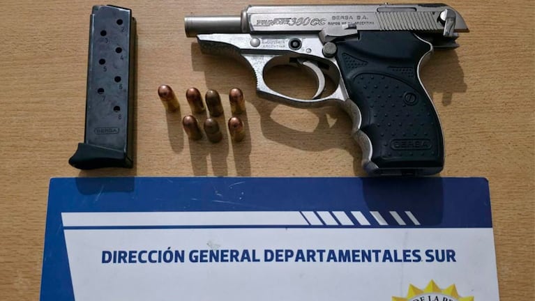 La pistola secuestrada durante el operativo del domingo en Río Cuarto.