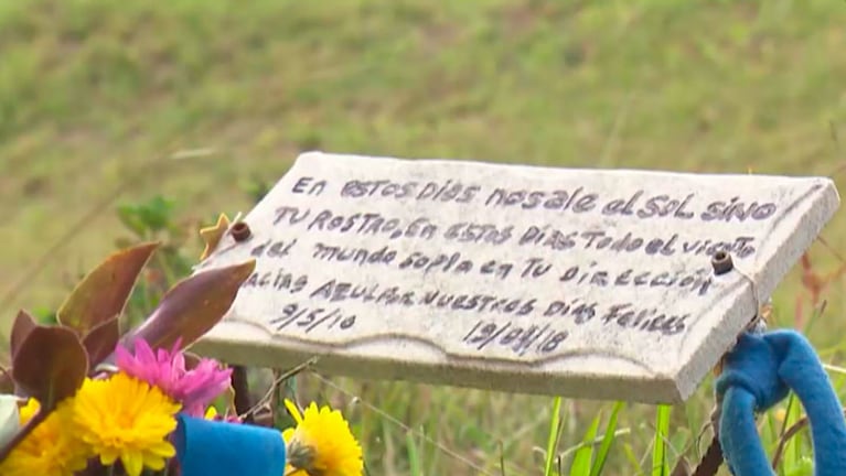 La placa en memoria de Azul, la nena de 7 años que murió en el accidente.
