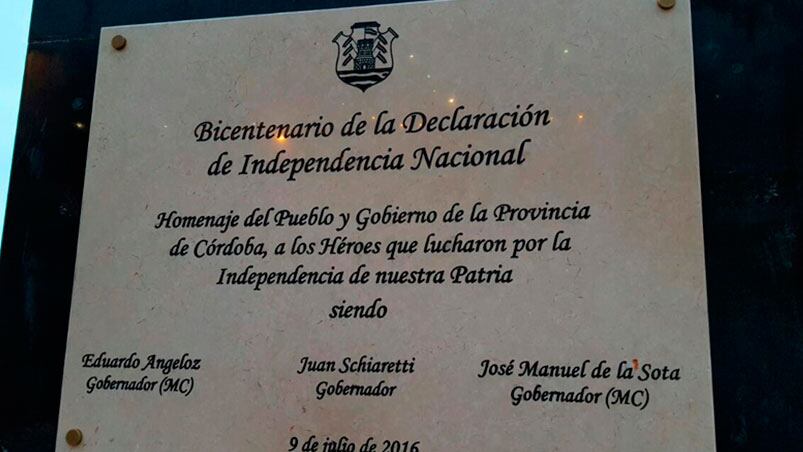 La placa incluyó a los tres gobernadores vivos desde 1983.