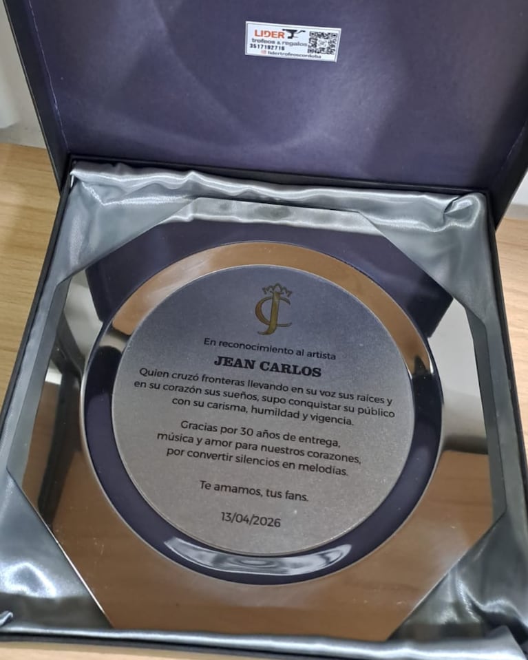 La placa que recibió Jean Carlos de obsequio, por parte de sus fanáticas.