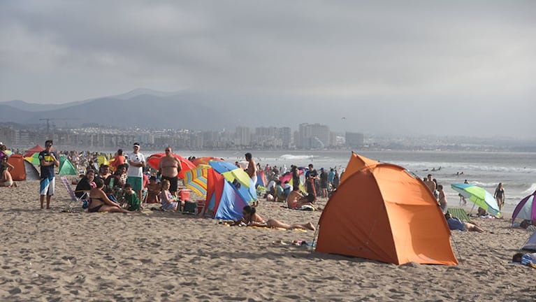 La playa es el otro atractivo chileno para los argentinos. Foto: Lucio Casalla / ElDoce.tv.