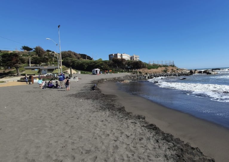 La playa está ubicada en la comuna de Santo Domingo, región de Valparaíso.