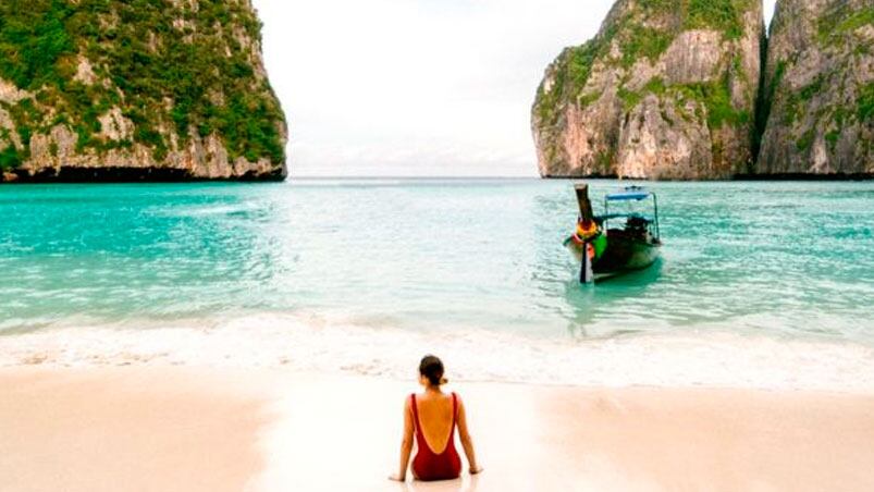 La playa tailandesa Maya Bay es furor por una foto en las redes.