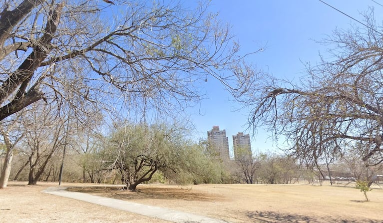 La plaza de barrio San Salvador donde está el cañadón por el cual ingresaron los ladrones ( Foto: captura de Google Maps)