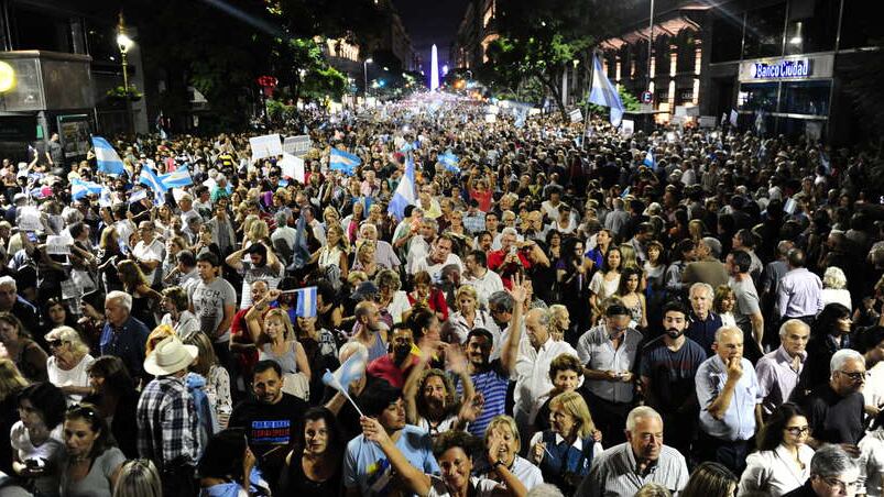 La Plaza de Mayo colmada de personas por marcha.