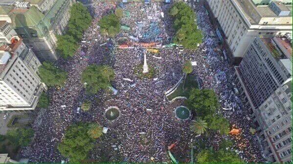 La Plaza de Mayo llena para despedir a Cristina. 