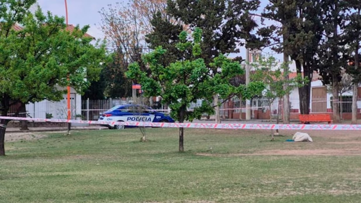 La plaza donde el joven se desvaneció durante la clase de educación física.