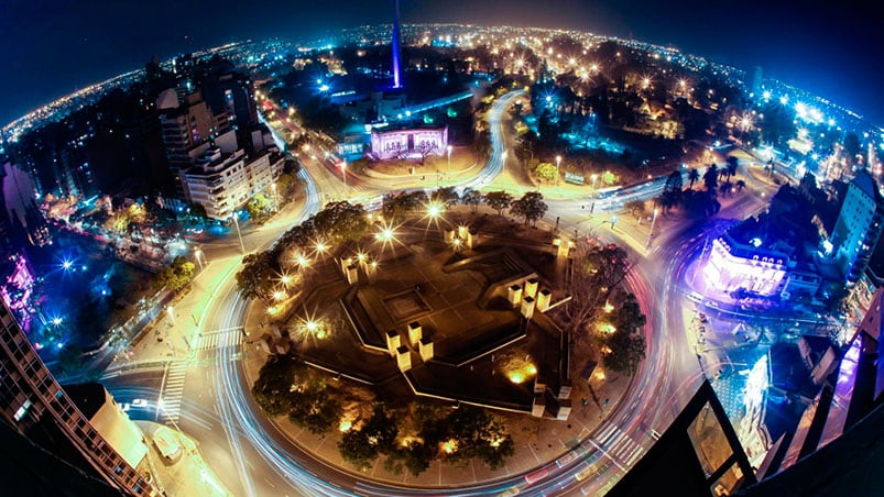 La Plaza España, uno de los tantos lugares emblemáticos de Córdoba. Foto: Pinterest.