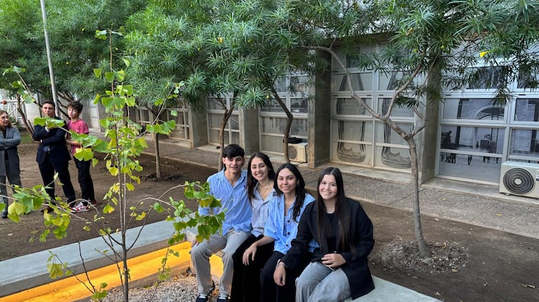 La plaza está en el patio Norte de la FAUD y fue hecha por las amigas y el novio de Catalina Gutiérrez.