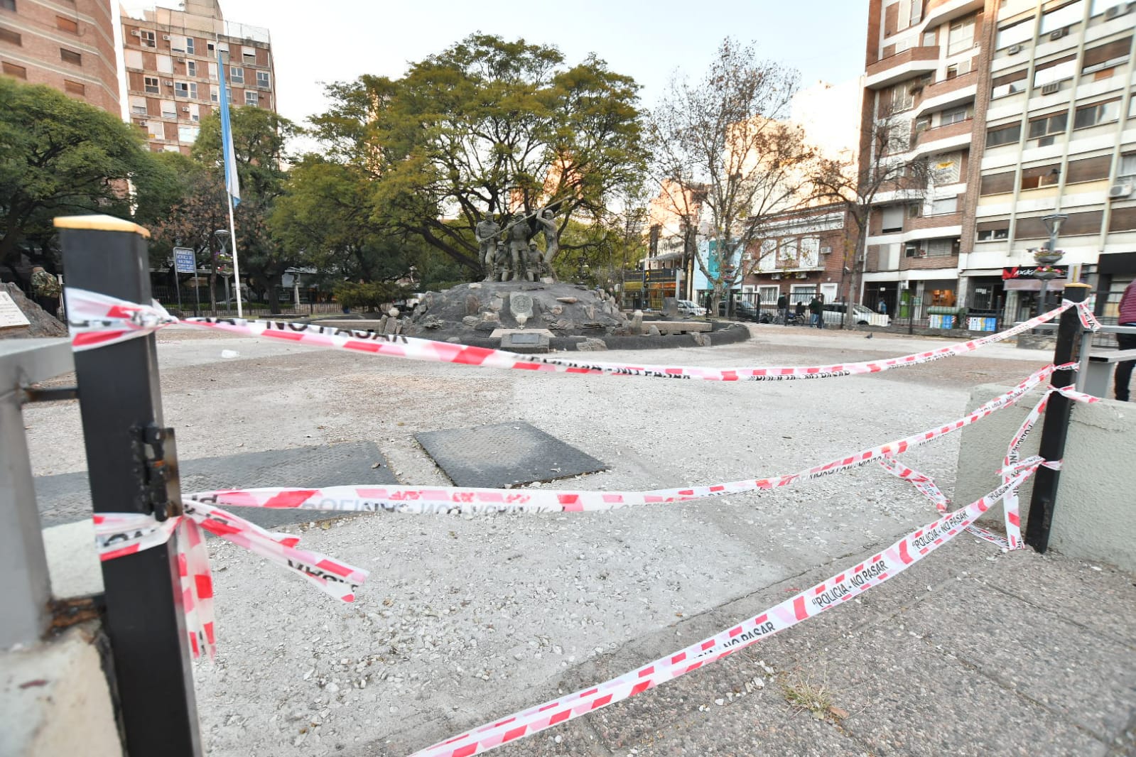 La plaza homenaje se quedó sin protección contra el vandalismo.