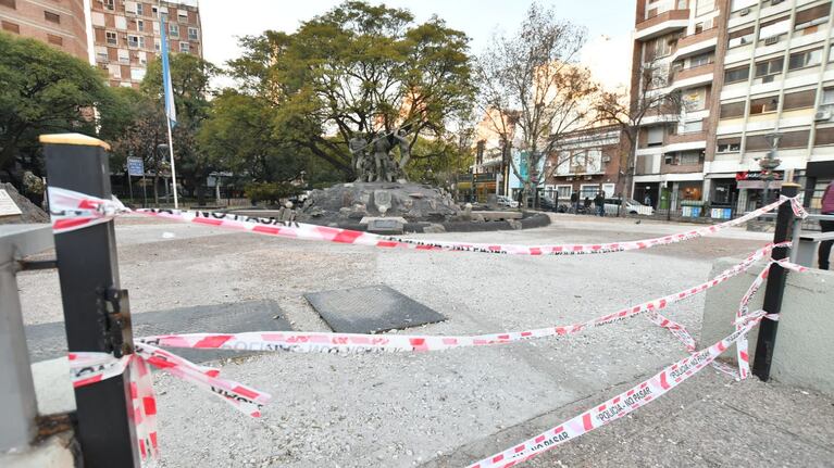 La plaza homenaje se quedó sin protección contra el vandalismo.