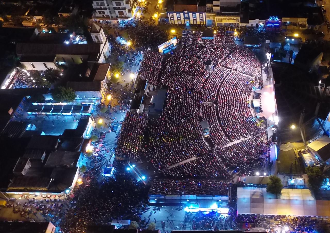 La plaza Próspero Molina colmada de gente en la primera luna. Foto: Lucio Casalla / ElDoce.tv