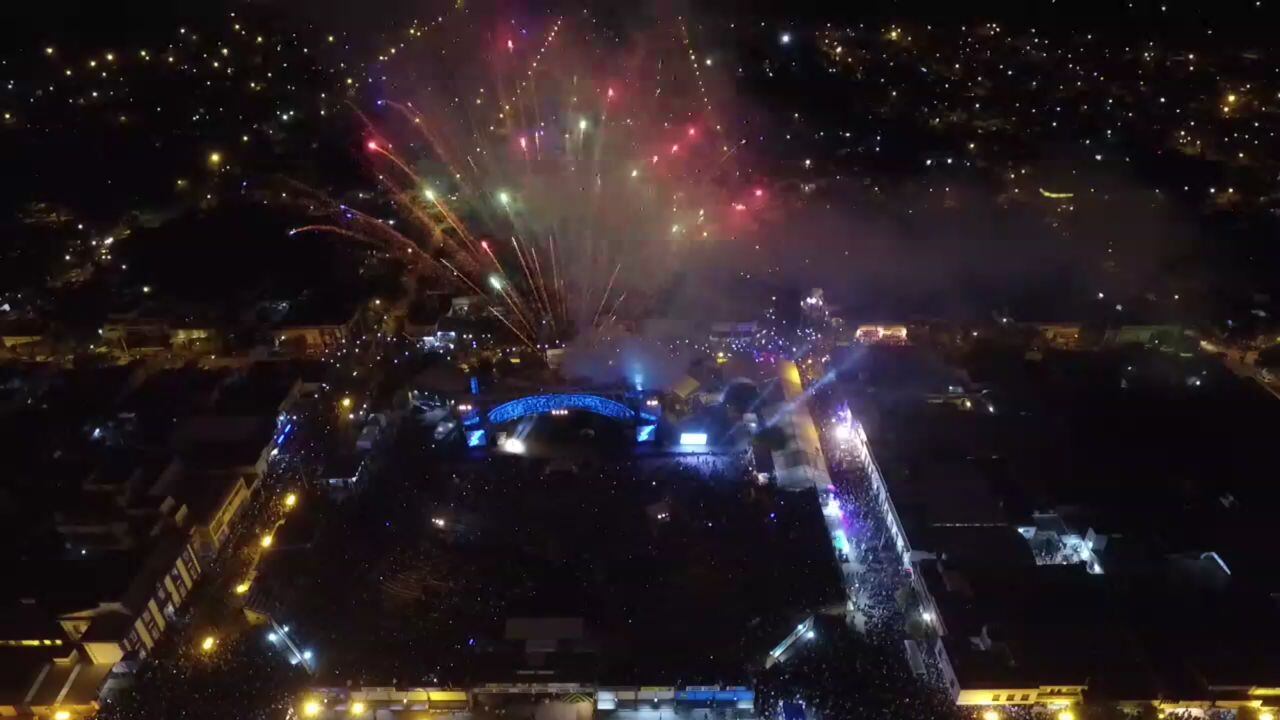 La plaza Próspero Molina colmada de gente en la primera luna. Foto: Lucio Casalla / ElDoce.tv