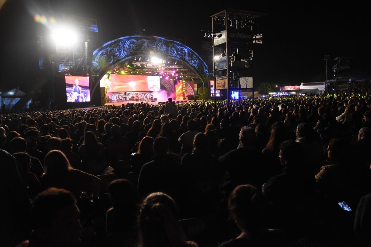 La plaza Próspero Molina colmada de gente en la primera luna. Foto: Lucio Casalla / ElDoce.tv