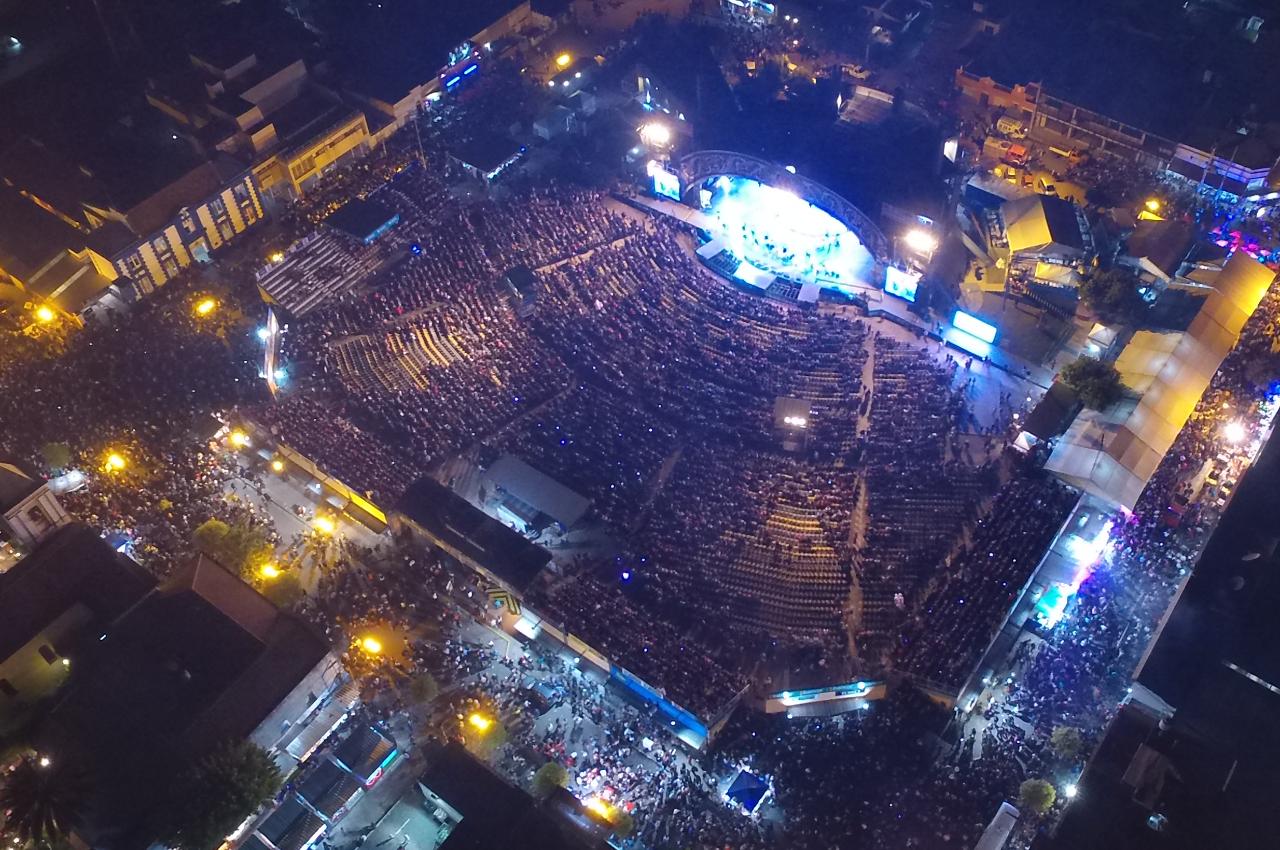 La plaza Próspero Molina colmada de gente en la primera luna. Foto: Lucio Casalla / ElDoce.tv