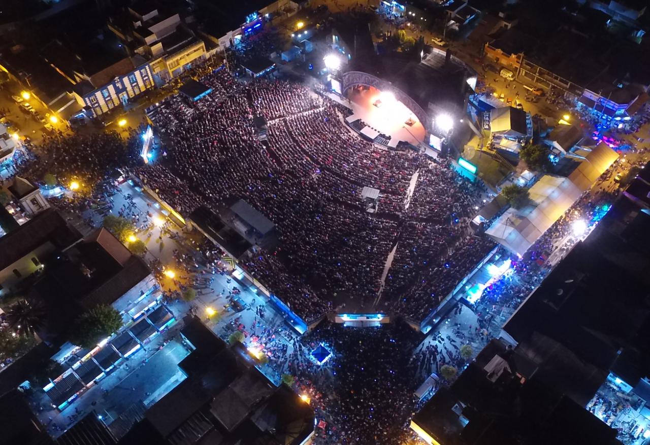 La plaza Próspero Molina colmada de gente en la primera luna. Foto: Lucio Casalla / ElDoce.tv