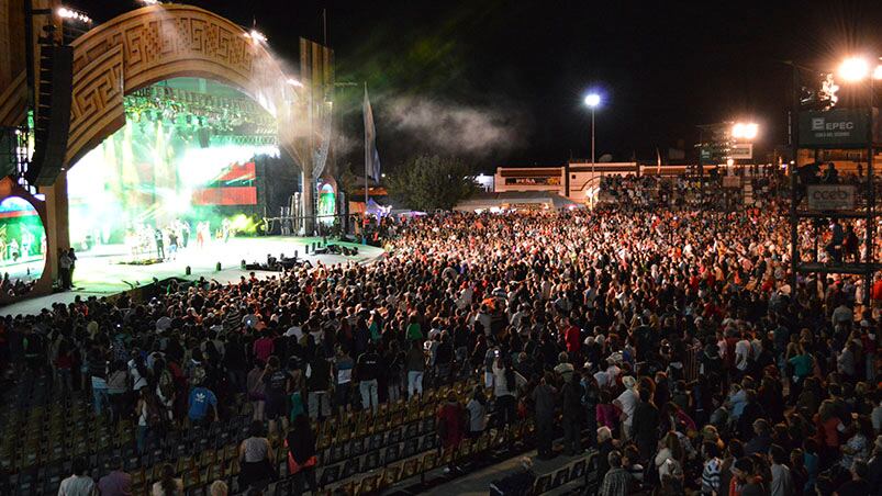 La plaza se puso de pie para recibir a Los Tekis.