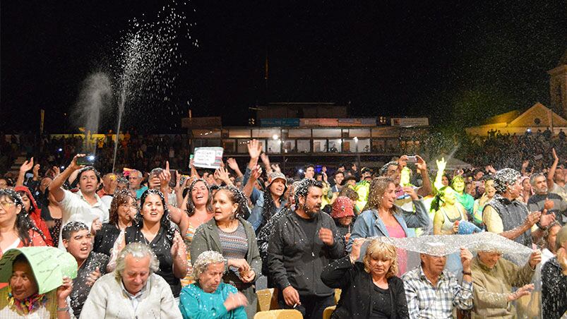 La plaza se puso de pie para recibir a Los Tekis.