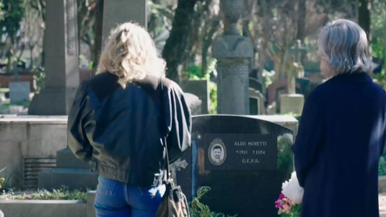 La Polaca y su nieta, Ana, frente a la tumba de Aldo Moretti.