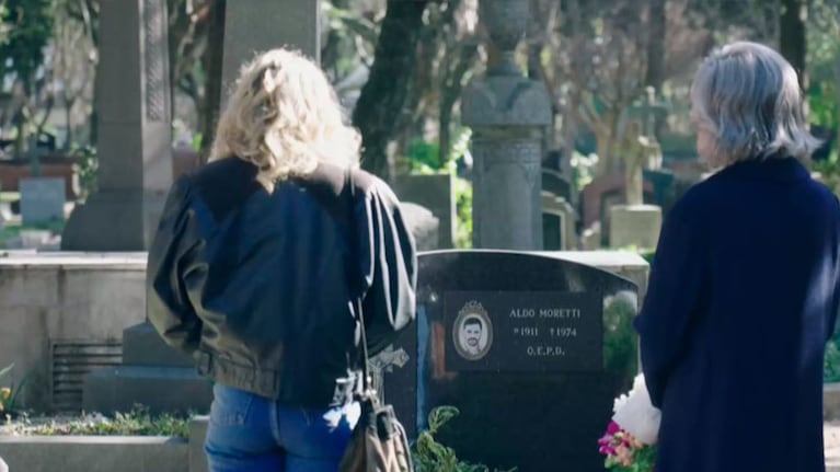 La Polaca y su nieta, Ana, frente a la tumba de Aldo Moretti.